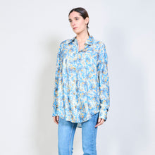 Load image into Gallery viewer, Floral print button-down blouse